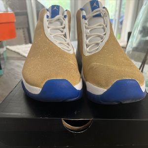 Air Jordan future -custom gold- size 10.5